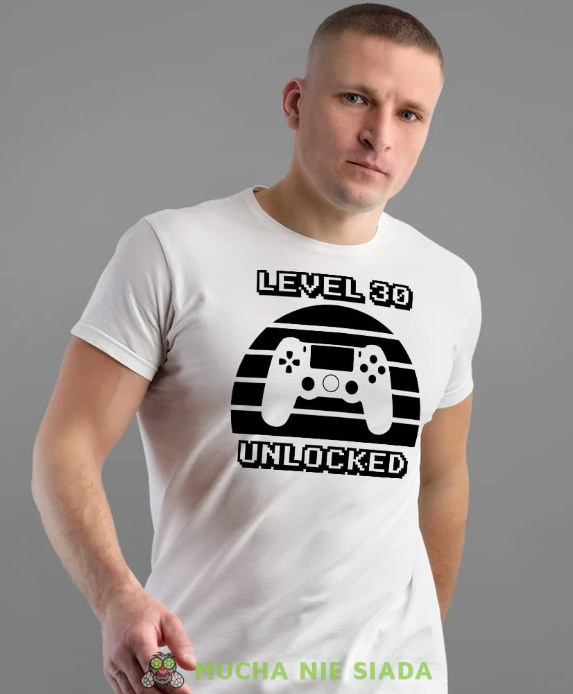 level unlocked, biała męska koszulka urodzinowa z nadrukiem na urodziny.jpg