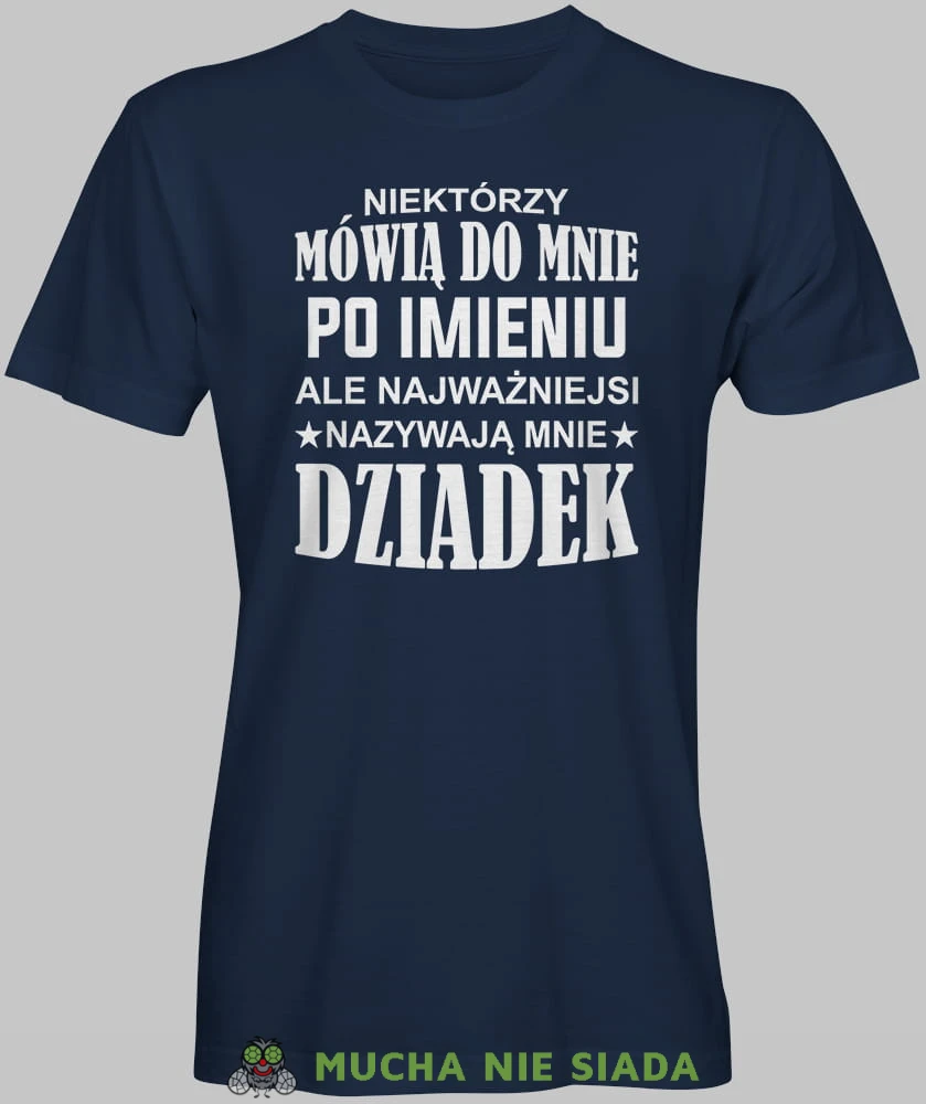 Niektórzy mówią do mnie po imieniu ale najważniejsi nazywają mnie dziadek serce, granatowa koszulka męska dla dziadka, na urodziny, na dzień dziadka, na prezent, mucha nie siada, mns sklep.jpg
