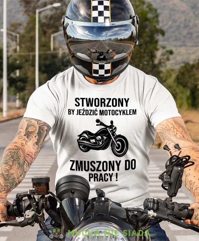 Stworzony by jeździć motocyklem zmuszony do pracy, biała koszulka dla motocyklisty, na motocykl, na prezent dla miłośnika motocykli, motocykl.jpg