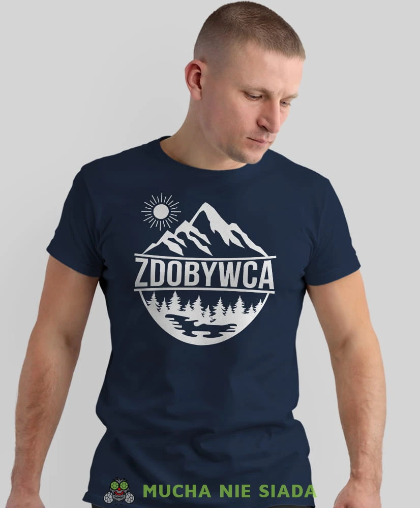 Męska koszulka z nadrukiem - Zdobywca - Idealna na wypad w góry, granatowa koszulka z nadrukiem, wycieczka w góry, górska wyprawa, T-shirt do miłośników turystyki górskiej, mucha nie siada koszulki.jpg