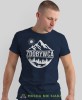 Męska koszulka z nadrukiem - Zdobywca - Idealna na wypad w góry, granatowa koszulka z nadrukiem, wycieczka w góry, górska wyprawa, T-shirt do miłośników turystyki górskiej, mucha nie siada koszulki.jpg