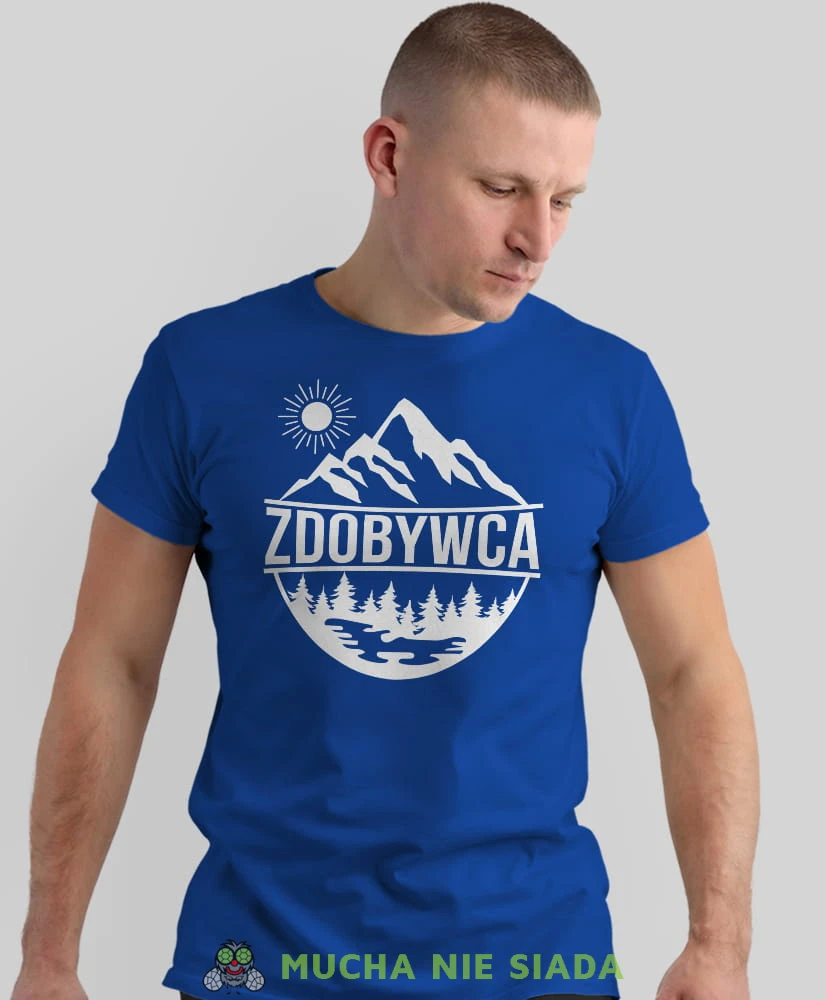 Męska koszulka z nadrukiem - Zdobywca - Idealna na wypad w góry, niebieska koszulka z nadrukiem, wycieczka w góry, górska wyprawa, T-shirt do miłośników turystyki górskiej, mucha nie siada koszulki.jpg
