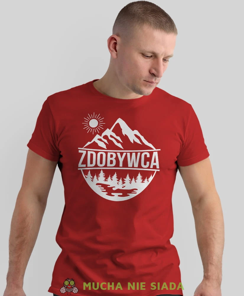 Męska koszulka z nadrukiem - Zdobywca - Idealna na wypad w góry, czerwona koszulka z nadrukiem, wycieczka w góry, górska wyprawa, T-shirt dla miłośników turystyki górskiej, mucha nie siada koszulki.jpg