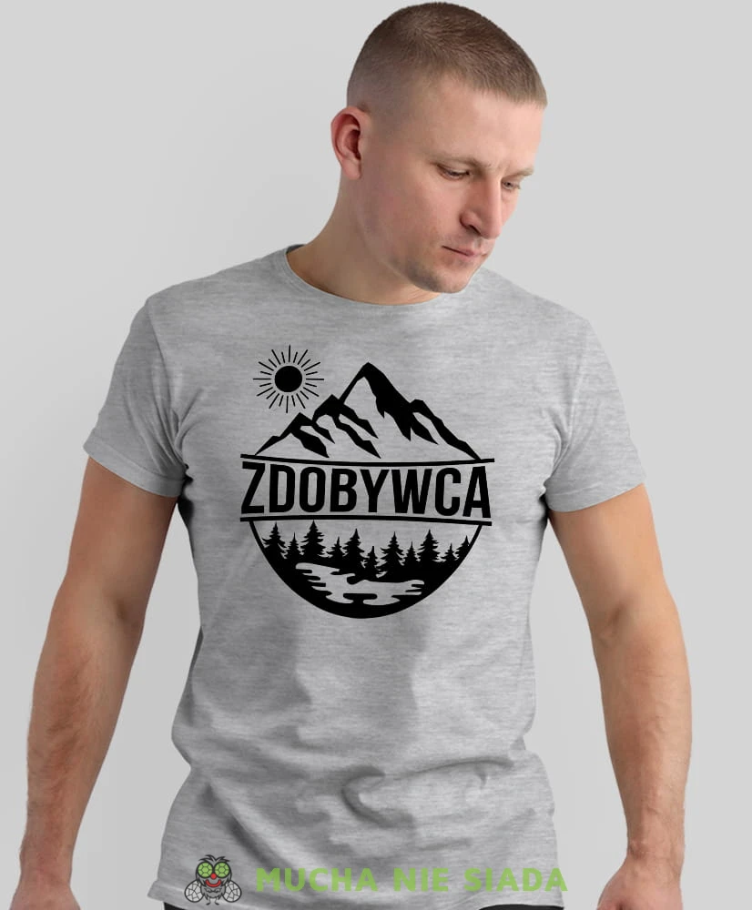 Męska koszulka z nadrukiem - Zdobywca - Idealna na wypad w góry, szara koszulka z nadrukiem, wycieczka w góry, górska wyprawa, T-shirt do miłośników turystyki górskiej, mucha nie siada koszulki.jpg