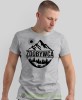 Męska koszulka z nadrukiem - Zdobywca - Idealna na wypad w góry, szara koszulka z nadrukiem, wycieczka w góry, górska wyprawa, T-shirt do miłośników turystyki górskiej, mucha nie siada koszulki.jpg