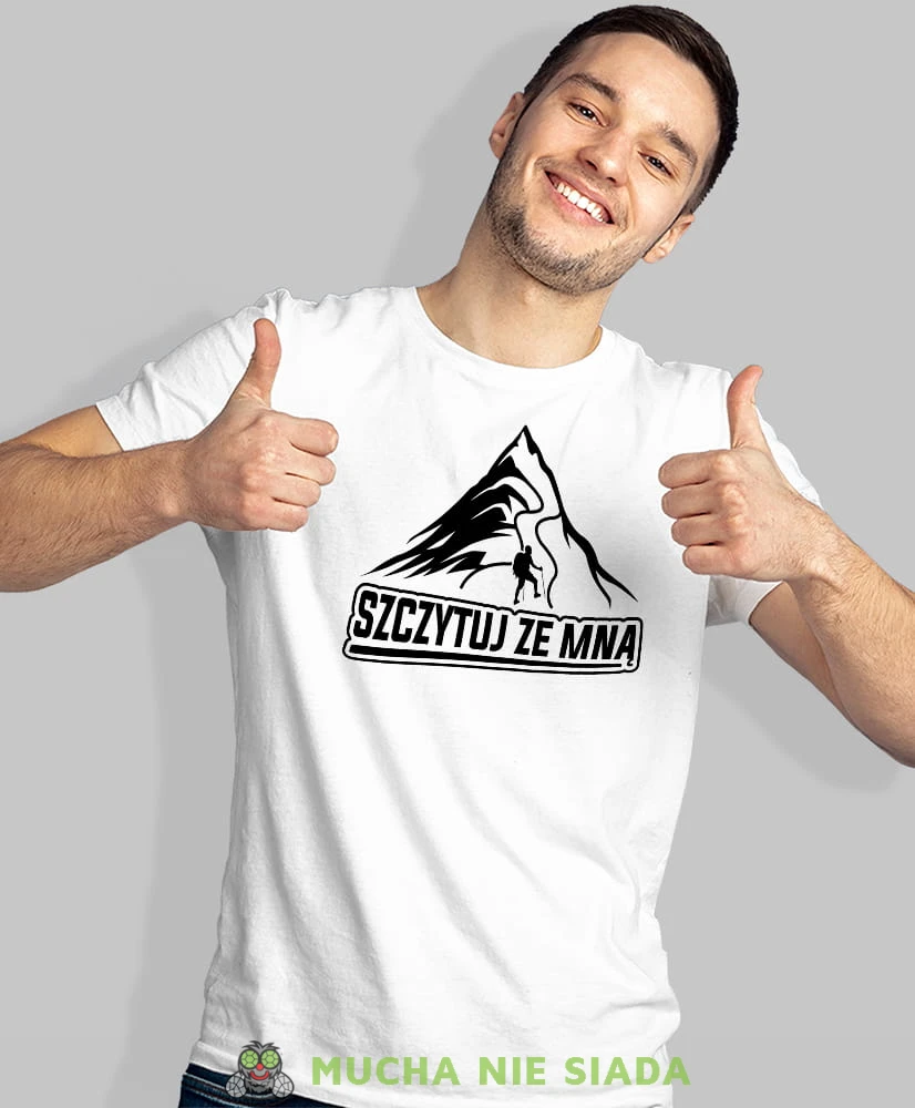 Męska koszulka z nadrukiem - Szczytuj ze mną - Idealna na wypad w góry, biała koszulka z nadrukiem, wycieczka w góry, górska wyprawa, T-shirt do miłośników turystyki górskiej, mucha nie siada koszulki.jpg