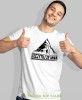 Męska koszulka z nadrukiem - Szczytuj ze mną - Idealna na wypad w góry, biała koszulka z nadrukiem, wycieczka w góry, górska wyprawa, T-shirt do miłośników turystyki górskiej, mucha nie siada koszulki.jpg
