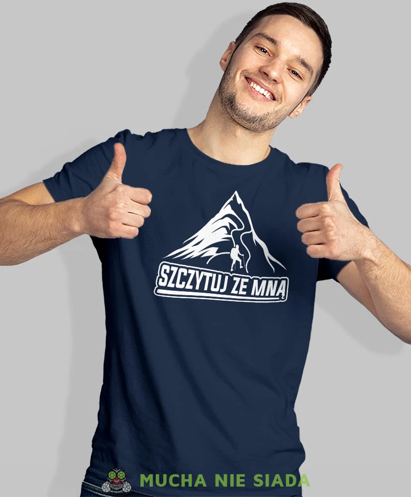 Męska koszulka z nadrukiem - Szczytuj ze mną - Idealna na wypad w góry, granatowa koszulka z nadrukiem, wycieczka w góry, górska wyprawa, T-shirt do miłośników turystyki górskiej, mucha nie siada koszulki.jpg