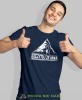 Męska koszulka z nadrukiem - Szczytuj ze mną - Idealna na wypad w góry, granatowa koszulka z nadrukiem, wycieczka w góry, górska wyprawa, T-shirt do miłośników turystyki górskiej, mucha nie siada koszulki.jpg