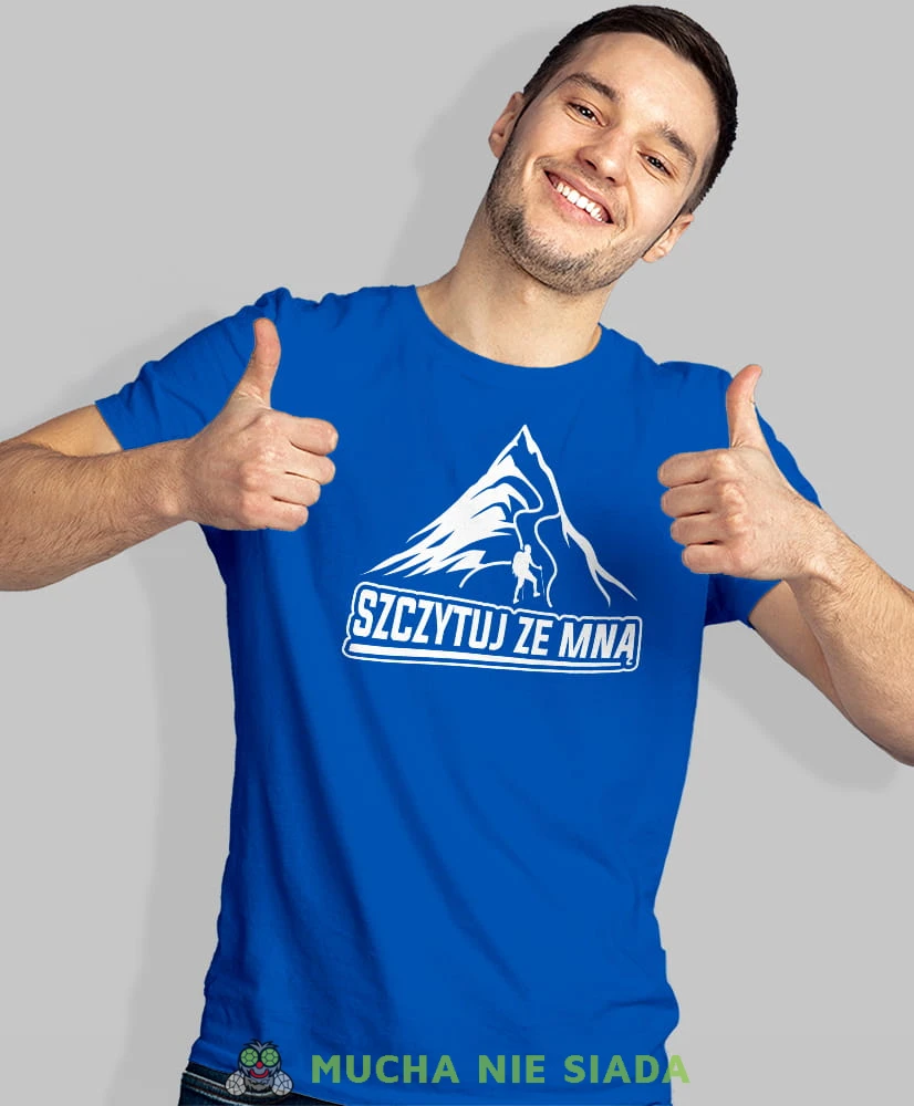 Męska koszulka z nadrukiem - Szczytuj ze mną - Idealna na wypad w góry, niebieska koszulka z nadrukiem, wycieczka w góry, górska wyprawa, T-shirt do miłośników turystyki górskiej, mucha nie siada koszulki.jpg