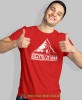 Męska koszulka z nadrukiem - Szczytuj ze mną - Idealna na wypad w góry, czerwona koszulka z nadrukiem, wycieczka w góry, górska wyprawa, T-shirt do miłośników turystyki górskiej, mucha nie siada koszulki.jpg