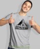 Męska koszulka z nadrukiem - Szczytuj ze mną - Idealna na wypad w góry, szara koszulka z nadrukiem, wycieczka w góry, górska wyprawa, T-shirt do miłośników turystyki górskiej, mucha nie siada koszulki.jpg