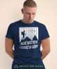 Męska koszulka z nadrukiem - Rzuć wszystko i chodź w góry - Idealna za wypad w góry, granatowa koszulka z nadrukiem, wycieczka w góry, górska wyprawa, T-shirt do miłośników turystyki górskiej, mucha nie siada koszulki.jpg