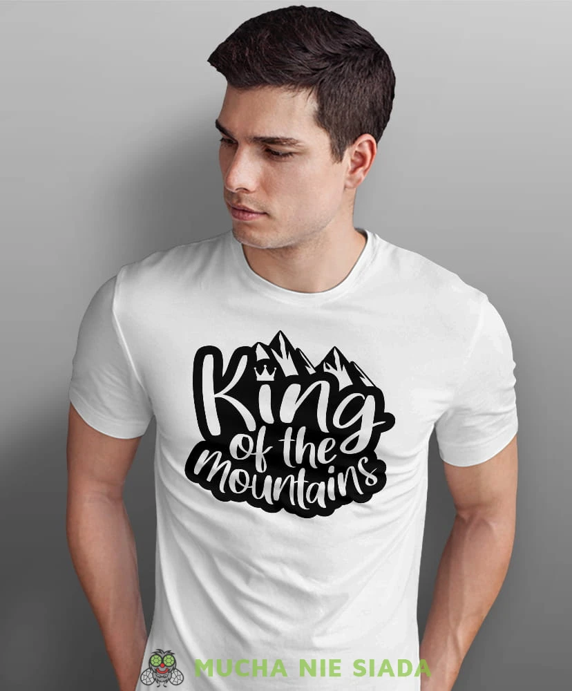 Męska koszulka z nadrukiem - King of the mountains - Idealna za wypad w góry, biała koszulka z nadrukiem, wycieczka w góry, górska wyprawa, T-shirt do miłośników turystyki górskiej, mucha nie siada koszulki.jpg