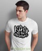 Męska koszulka z nadrukiem - King of the mountains - Idealna za wypad w góry, biała koszulka z nadrukiem, wycieczka w góry, górska wyprawa, T-shirt do miłośników turystyki górskiej, mucha nie siada koszulki.jpg