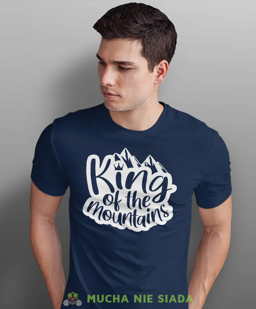 Męska koszulka z nadrukiem - King of the mountains - Idealna za wypad w góry, granatowa koszulka z nadrukiem, wycieczka w góry, górska wyprawa, T-shirt do miłośników turystyki górskiej, mucha nie siada koszulki.jpg