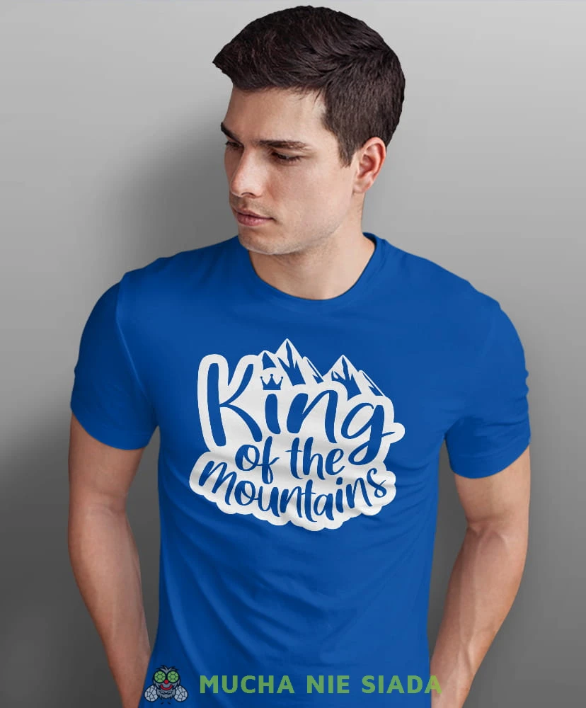 Męska koszulka z nadrukiem - King of the mountains - Idealna za wypad w góry, niebieska koszulka z nadrukiem, wycieczka w góry, górska wyprawa, T-shirt do miłośników turystyki górskiej, mucha nie siada koszulki.jpg