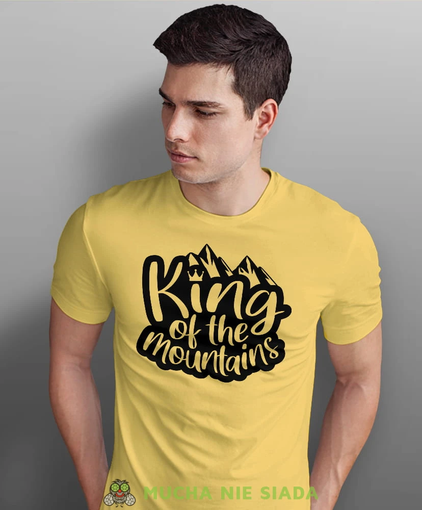 Męska koszulka z nadrukiem - King of the mountains - Idealna za wypad w góry, żółta koszulka z nadrukiem, wycieczka w góry, górska wyprawa, T-shirt do miłośników turystyki górskiej, mucha nie siada koszulki.jpg