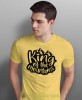 Męska koszulka z nadrukiem - King of the mountains - Idealna za wypad w góry, żółta koszulka z nadrukiem, wycieczka w góry, górska wyprawa, T-shirt do miłośników turystyki górskiej, mucha nie siada koszulki.jpg