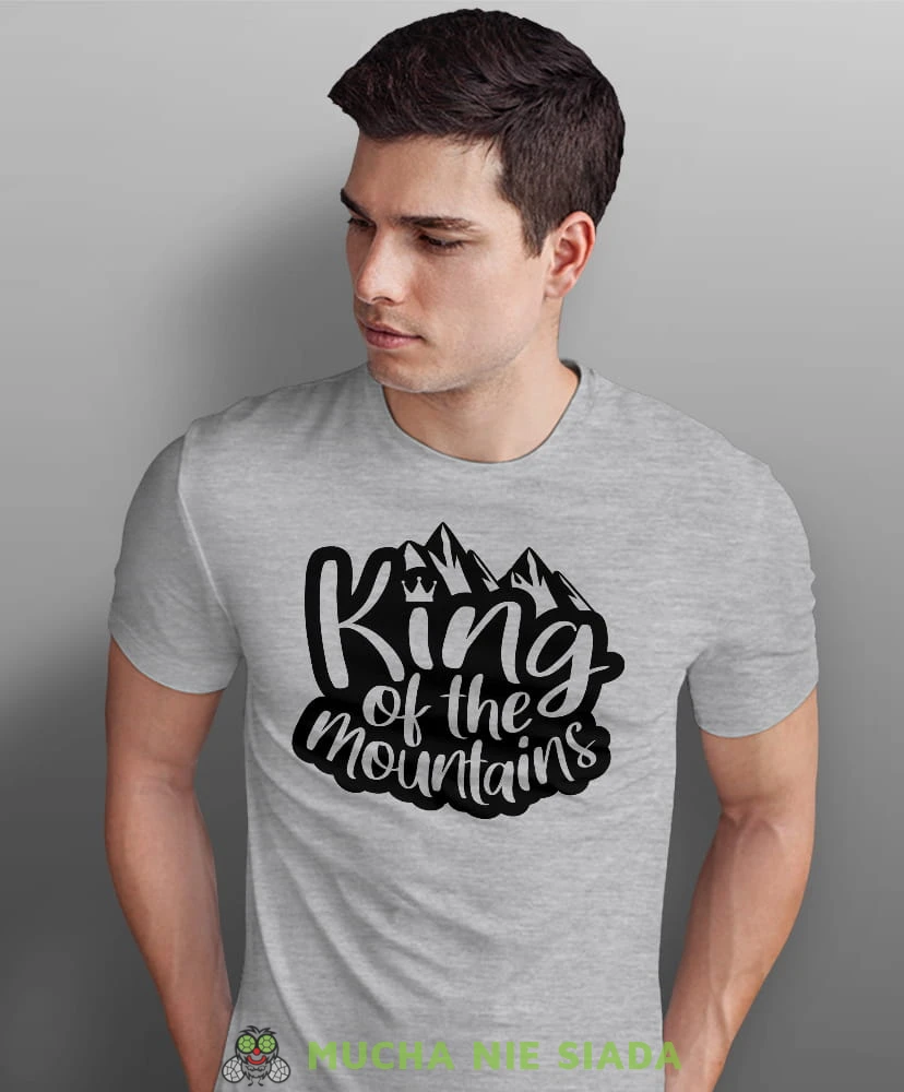 Męska koszulka z nadrukiem - King of the mountains - Idealna za wypad w góry, szara koszulka z nadrukiem, wycieczka w góry, górska wyprawa, T-shirt do miłośników turystyki górskiej, mucha nie siada koszulki.jpg