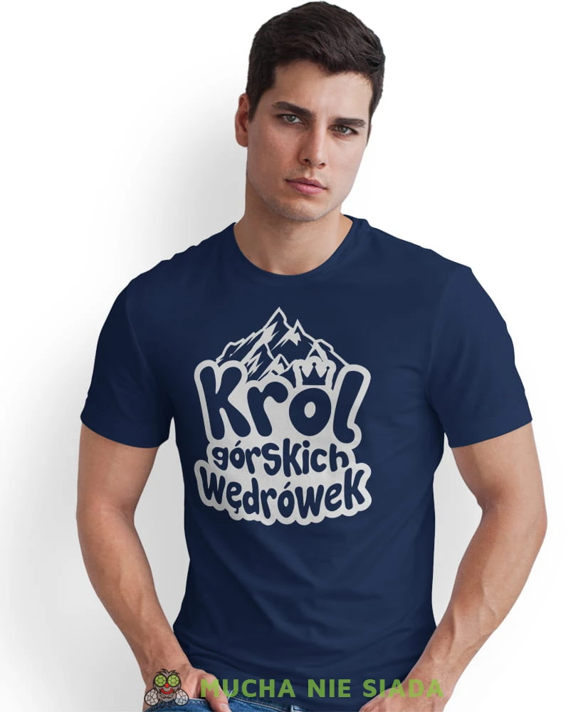 Męska koszulka z nadrukiem - Król górskich wędrówek - Idealna za wypad w góry, granatowa koszulka z nadrukiem, wycieczka w góry, górska wyprawa, T-shirt do miłośników turystyki górskiej, mucha nie siada koszulki.jpg