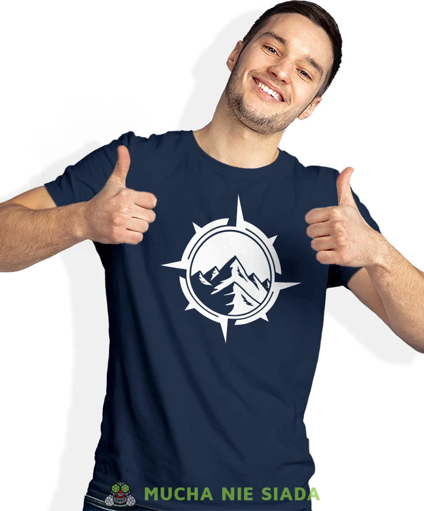 Męska koszulka z nadrukiem - Kompas, góry - Idealna za wypad w góry, granatowa koszulka z nadrukiem, wycieczka w góry, górska wyprawa, T-shirt do miłośników turystyki górskiej, mucha nie siada koszulki.jpg