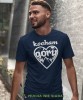 Męska koszulka z nadrukiem - Kocham góry, serce - Idealna za wypad w góry, granatowa koszulka z nadrukiem, wycieczka w góry, górska wyprawa, T-shirt do miłośników turystyki górskiej, mucha nie siada koszulki.jpg