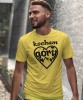 Męska koszulka z nadrukiem - Kocham góry, serce - Idealna za wypad w góry, żółta koszulka z nadrukiem, wycieczka w góry, górska wyprawa, T-shirt do miłośników turystyki górskiej, mucha nie siada koszulki.jpg