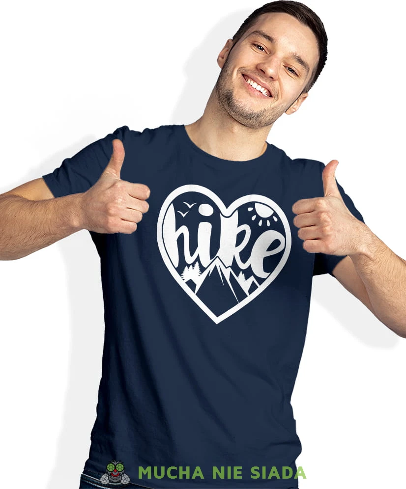 Męska koszulka z nadrukiem - Hike góry serce - Idealna za wypad w góry, granatowa koszulka z nadrukiem, wycieczka w góry, górska wyprawa, T-shirt do miłośników turystyki górskiej, mucha nie siada koszulki.jpg
