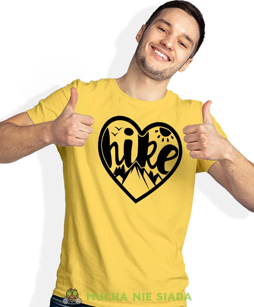 Męska koszulka z nadrukiem - Hike góry serce - Idealna za wypad w góry, żółta koszulka z nadrukiem, wycieczka w góry, górska wyprawa, T-shirt do miłośników turystyki górskiej, mucha nie siada koszulki.jpg