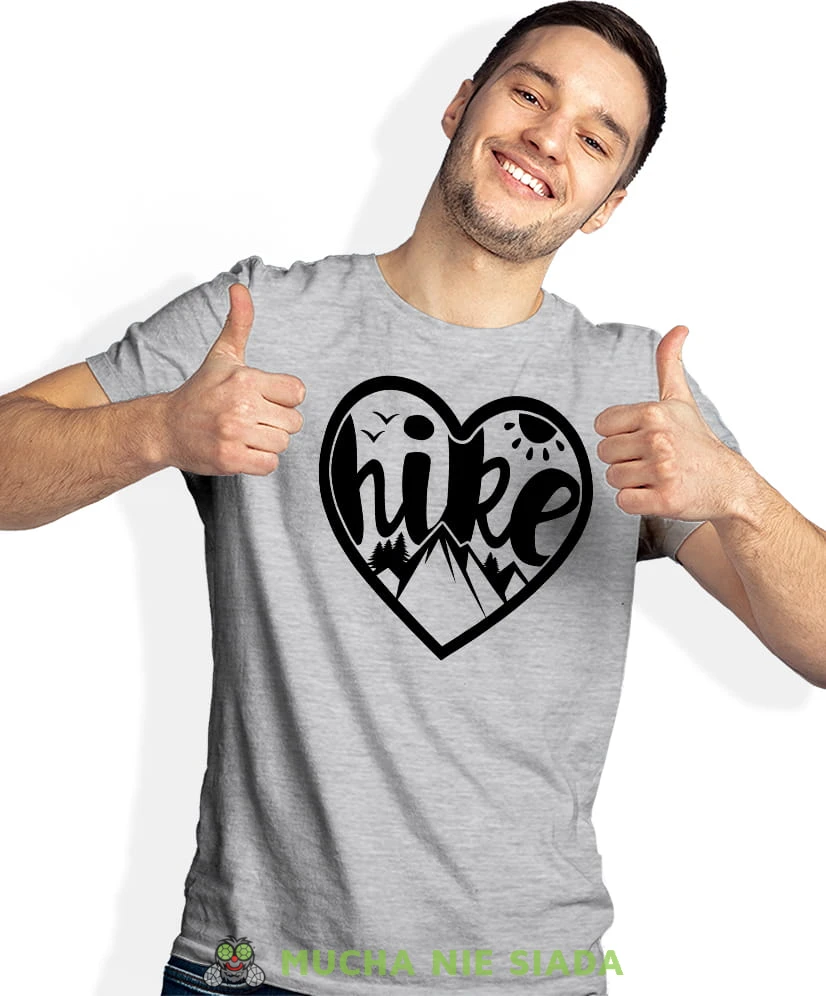 Męska koszulka z nadrukiem - Hike góry serce - Idealna na wypad w góry, szara koszulka z nadrukiem, wycieczka w góry, górska wyprawa, T-shirt do miłośników turystyki górskiej, mucha nie siada koszulki.jpg