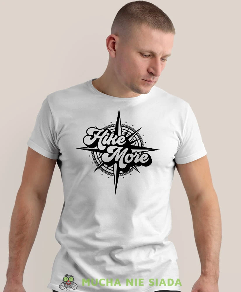 Męska koszulka z nadrukiem - Hike more - Idealna za wypad w góry, biała koszulka z nadrukiem, wycieczka w góry, górska wyprawa, T-shirt do miłośników turystyki górskiej, mucha nie siada koszulki.jpg