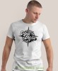 Męska koszulka z nadrukiem - Hike more - Idealna za wypad w góry, biała koszulka z nadrukiem, wycieczka w góry, górska wyprawa, T-shirt do miłośników turystyki górskiej, mucha nie siada koszulki.jpg