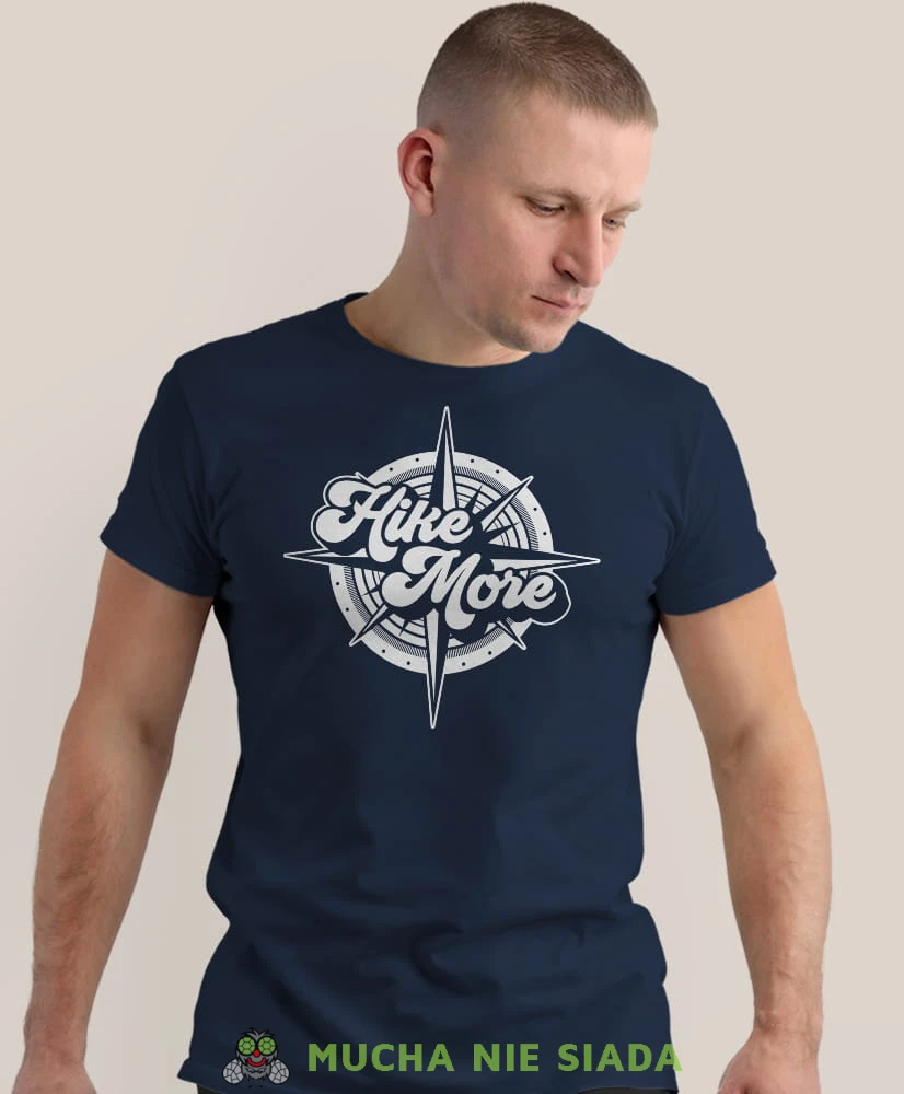 Męska koszulka z nadrukiem - Hike more - Idealna za wypad w góry, granatowa koszulka z nadrukiem, wycieczka w góry, górska wyprawa, T-shirt do miłośników turystyki górskiej, mucha nie siada koszulki.jpg