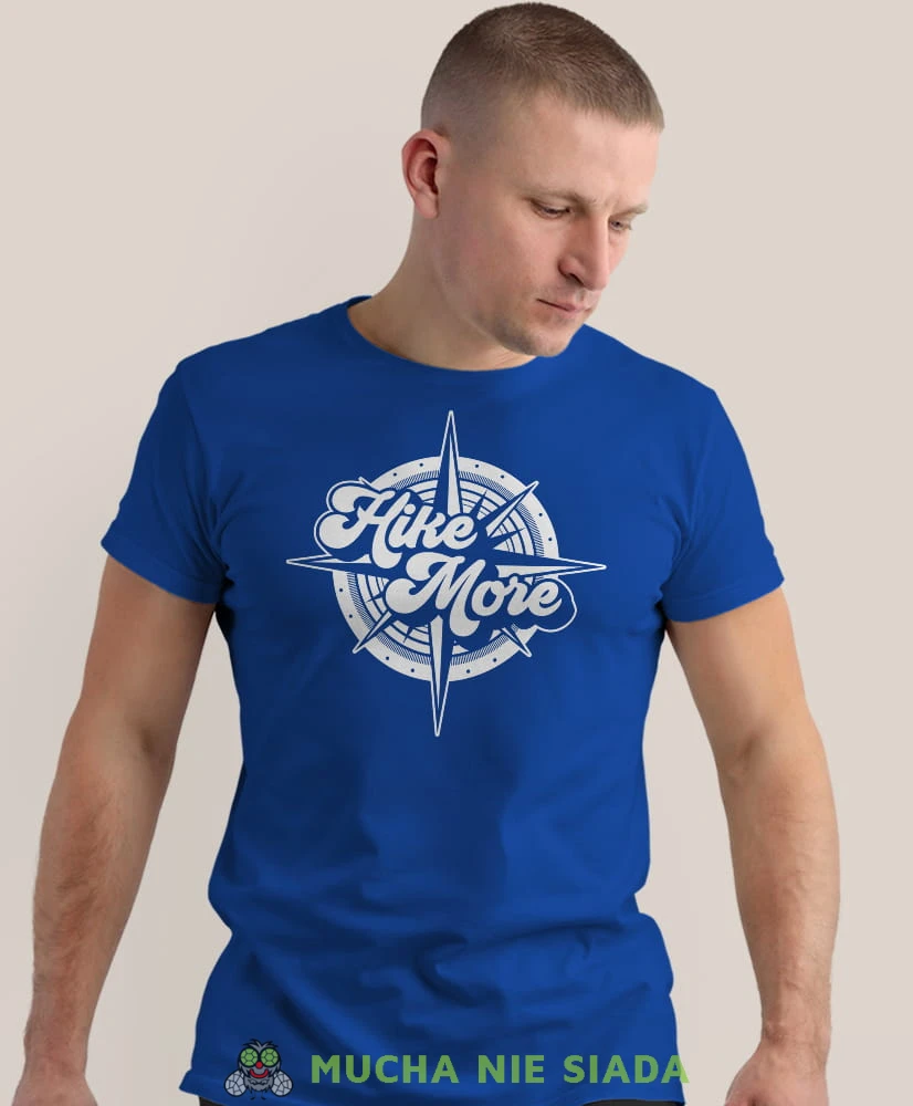 Męska koszulka z nadrukiem - Hike more - Idealna za wypad w góry, niebieska koszulka z nadrukiem, wycieczka w góry, górska wyprawa, T-shirt do miłośników turystyki górskiej, mucha nie siada koszulki.jpg