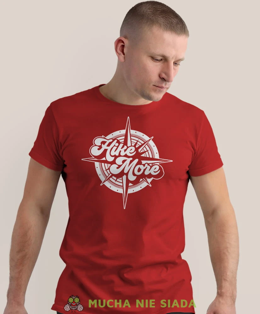 Męska koszulka z nadrukiem - Hike more - Idealna za wypad w góry, czerwona koszulka z nadrukiem, wycieczka w góry, górska wyprawa, T-shirt do miłośników turystyki górskiej, mucha nie siada koszulki.jpg