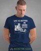 Męska koszulka z nadrukiem - Life is better in hiking boots - Idealna za wypad w góry, granatowa koszulka z nadrukiem, wycieczka w góry, górska wyprawa, T-shirt do miłośników turystyki górskiej, mucha nie siada koszulki.jpg