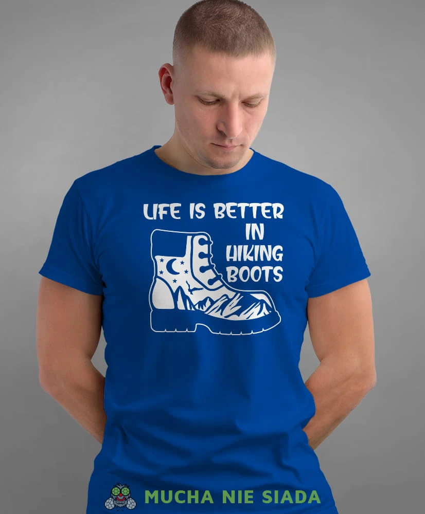 Męska koszulka z nadrukiem - Life is better in hiking boots - Idealna za wypad w góry, niebieska koszulka z nadrukiem, wycieczka w góry, górska wyprawa, T-shirt do miłośników turystyki górskiej, mucha nie siada koszulki.jpg