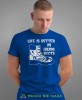 Męska koszulka z nadrukiem - Life is better in hiking boots - Idealna za wypad w góry, niebieska koszulka z nadrukiem, wycieczka w góry, górska wyprawa, T-shirt do miłośników turystyki górskiej, mucha nie siada koszulki.jpg