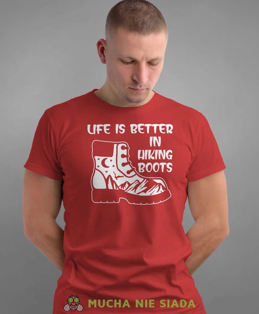 Męska koszulka z nadrukiem - Life is better in hiking boots - Idealna za wypad w góry, czerwona koszulka z nadrukiem, wycieczka w góry, górska wyprawa, T-shirt do miłośników turystyki górskiej, mucha nie siada koszulki.jpg