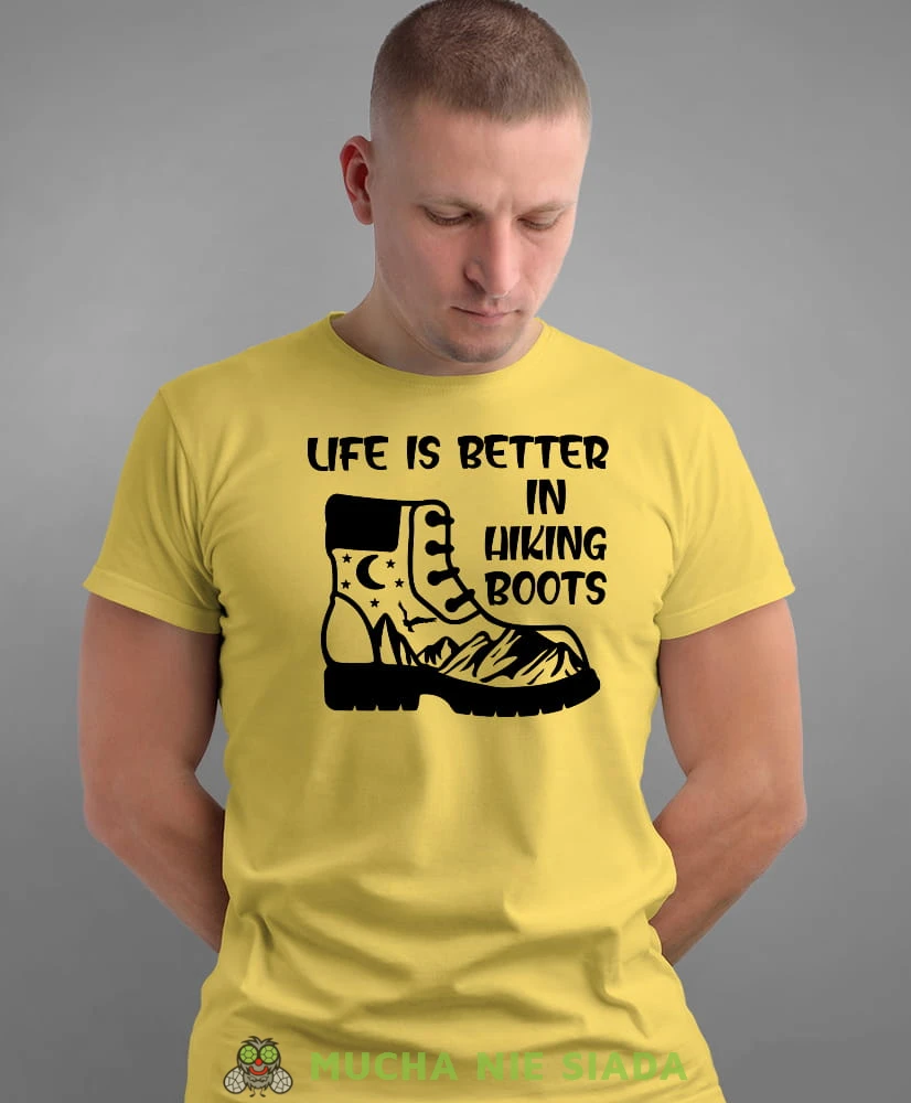 Męska koszulka z nadrukiem - Life is better in hiking boots - Idealna za wypad w góry, żółta koszulka z nadrukiem, wycieczka w góry, górska wyprawa, T-shirt do miłośników turystyki górskiej, mucha nie siada koszulki.jpg