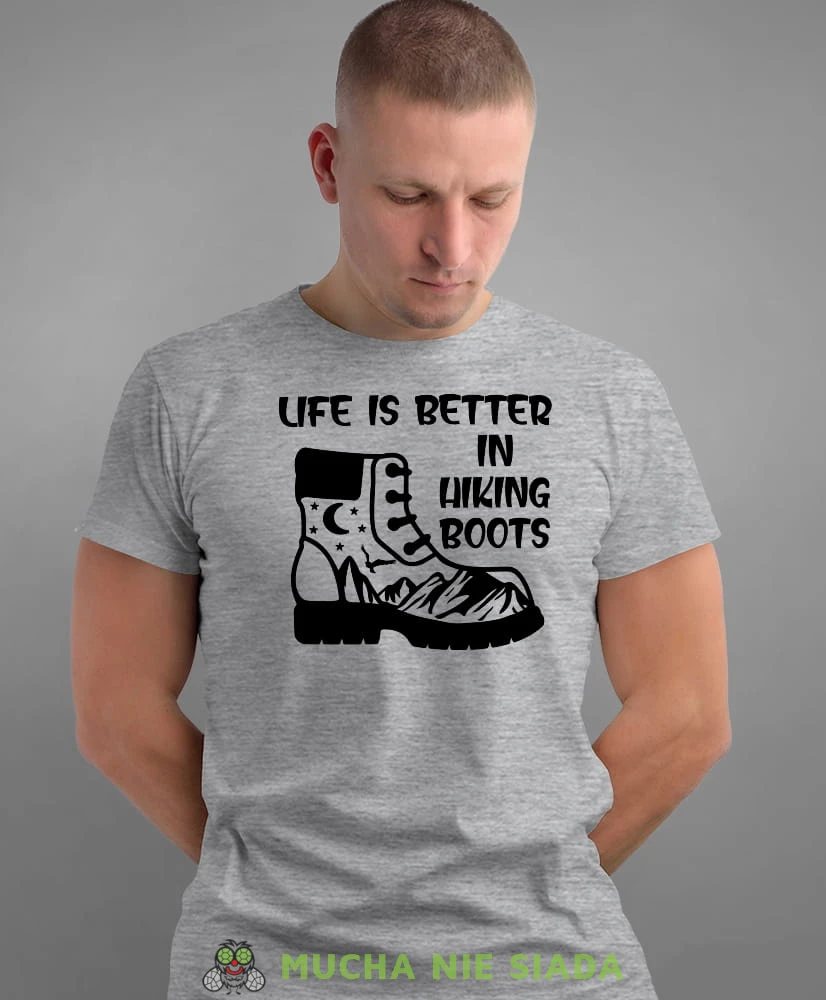 Męska koszulka z nadrukiem - Life is better in hiking boots - Idealna za wypad w góry, szara koszulka z nadrukiem, wycieczka w góry, górska wyprawa, T-shirt do miłośników turystyki górskiej, mucha nie siada koszulki.jpg