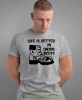 Męska koszulka z nadrukiem - Life is better in hiking boots - Idealna za wypad w góry, szara koszulka z nadrukiem, wycieczka w góry, górska wyprawa, T-shirt do miłośników turystyki górskiej, mucha nie siada koszulki.jpg
