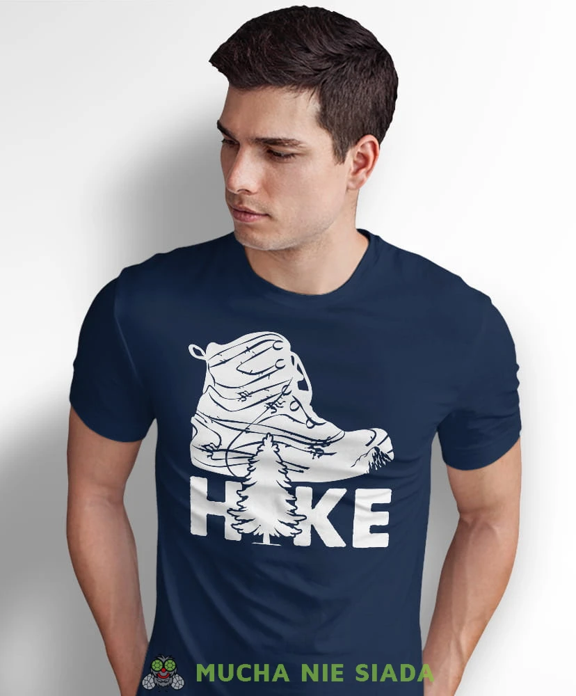 Męska koszulka z nadrukiem - Hike - But górski - Idealna za wypad w góry, granatowa koszulka z nadrukiem, wycieczka w góry, górska wyprawa, T-shirt do miłośników turystyki górskiej, mucha nie siada koszulki.jpg