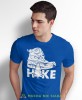 Męska koszulka z nadrukiem - Hike - But górski - Idealna za wypad w góry, niebieska koszulka z nadrukiem, wycieczka w góry, górska wyprawa, T-shirt do miłośników turystyki górskiej, mucha nie siada koszulki.jpg
