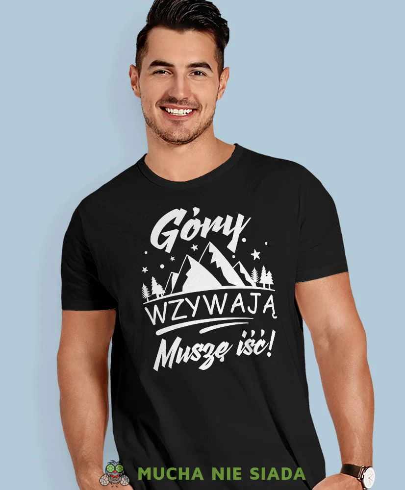 Męska koszulka z nadrukiem - Góry wzywają muszę iść - Idealna za wypad w góry, czarna koszulka z nadrukiem, wycieczka w góry, górska wyprawa, T-shirt do miłośników turystyki górskiej, mucha nie siada koszulki.jpg