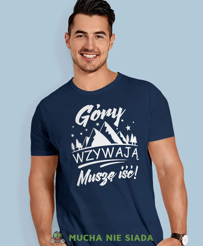 Męska koszulka z nadrukiem - Góry wzywają muszę iść - Idealna za wypad w góry, granatowa koszulka z nadrukiem, wycieczka w góry, górska wyprawa, T-shirt do miłośników turystyki górskiej, mucha nie siada koszulki.jpg
