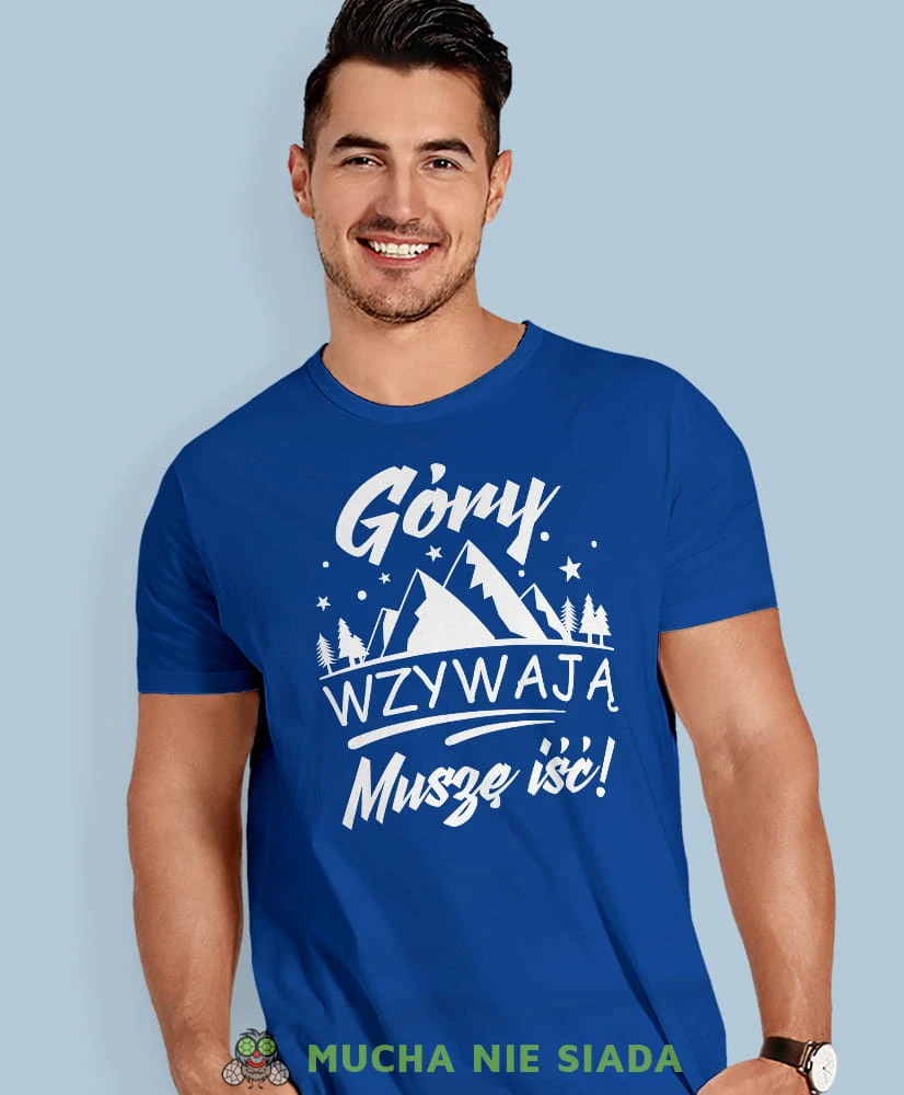 Męska koszulka z nadrukiem - Góry wzywają muszę iść - Idealna za wypad w góry, niebieska koszulka z nadrukiem, wycieczka w góry, górska wyprawa, T-shirt do miłośników turystyki górskiej, mucha nie siada koszulki.jpg