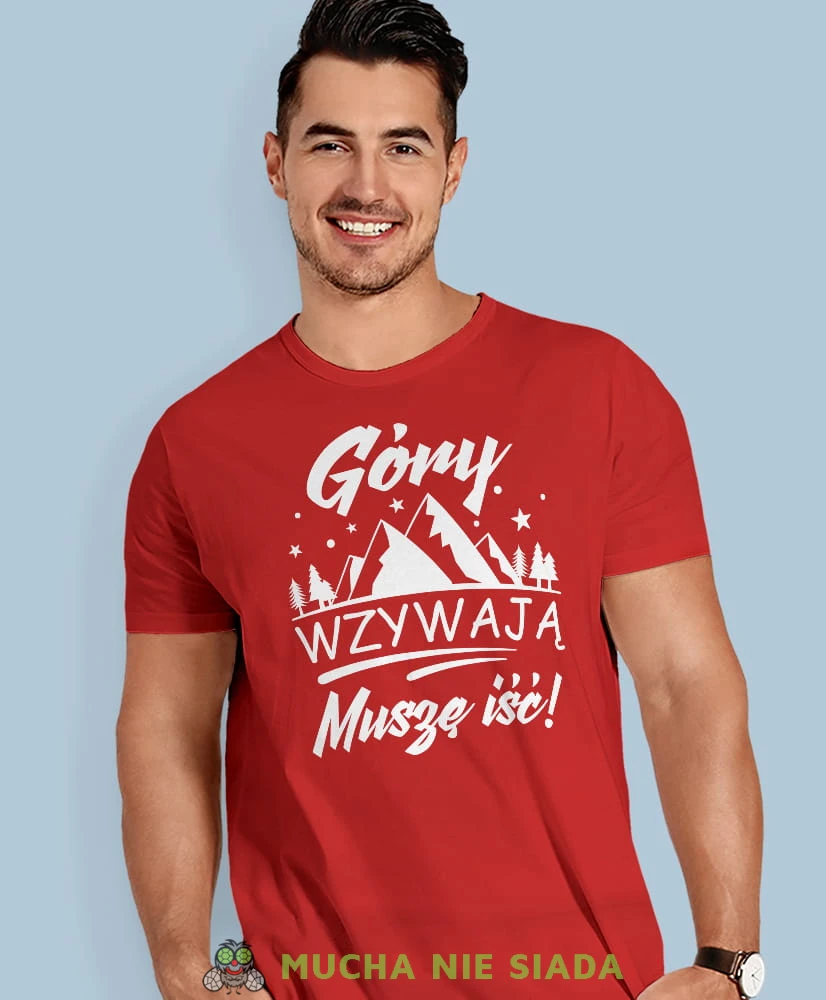 Męska koszulka z nadrukiem - Góry wzywają muszę iść - Idealna za wypad w góry, czerwona koszulka z nadrukiem, wycieczka w góry, górska wyprawa, T-shirt do miłośników turystyki górskiej, mucha nie siada koszulki.jpg