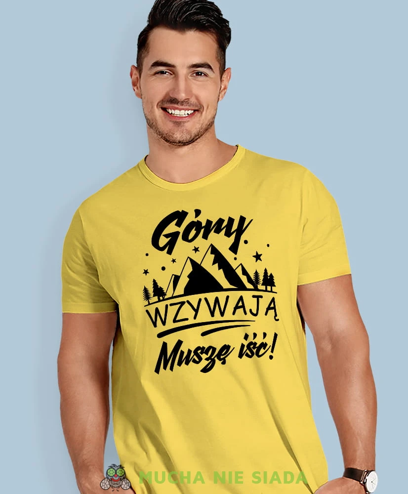 Męska koszulka z nadrukiem - Góry wzywają muszę iść - Idealna za wypad w góry, żółta koszulka z nadrukiem, wycieczka w góry, górska wyprawa, T-shirt do miłośników turystyki górskiej, mucha nie siada koszulki.jpg